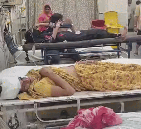 आग लगने के बाद एसएमएस हॉस्पिटल में अफरा-तफरी मच गई। मरीजों को सुरक्षित स्थानों पर पहुंचाया गया।