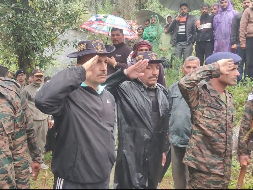 अंतिम संस्कार में सलामी देते सेना के जवान