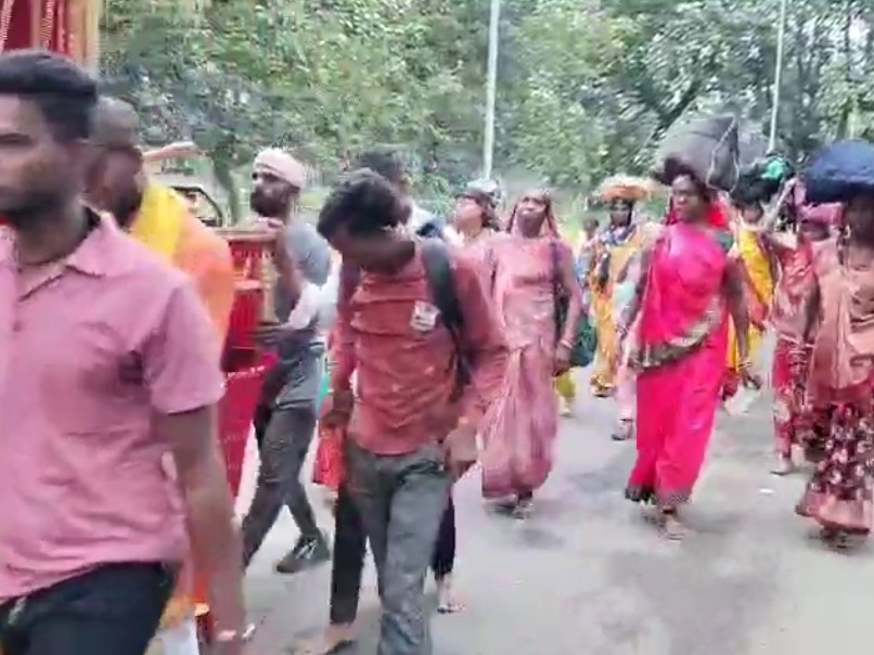 इस यात्रा में श्रद्धालु नंगे पैर माता के दर्शन के लिए मैहर जा रहे है।