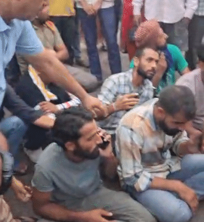 हादसे के बाद धरने पर बैठे सीकर के पिंटू गुर्जर के परिजन।