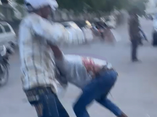 बीच सड़क पर चाकू से हमला किया था।