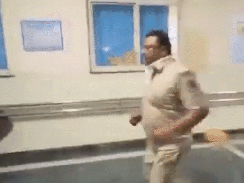 कॉन्स्टेबल हरिमोहन ने बताया कि उन्होंने दूसरी मंजिल से चिल्लाने की आवाज सुनी, जिसके बाद वे तुरंत मौके पर पहुंचे। बिना किसी देरी के बचाव कार्य शुरू कर दिया।