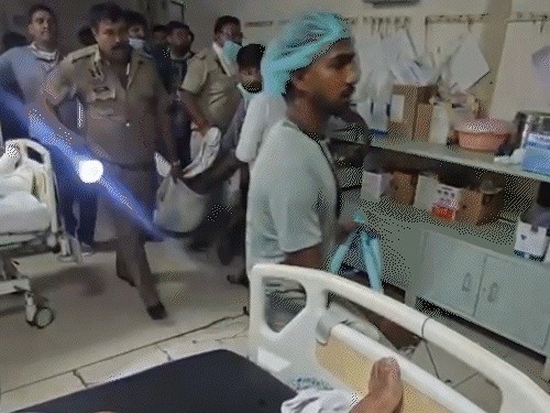 कॉन्स्टेबल हरिमोहन और उनकी टीम ने तत्परता दिखाते हुए मरीजों को सुरक्षित स्थानों पर पहुंचाया, जिससे कई लोगों की जान बच सकी।