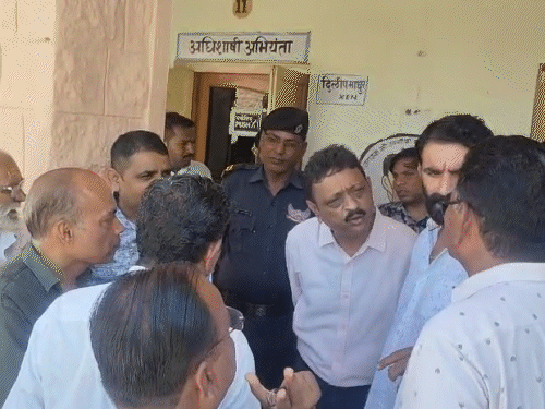 इसके बाद हाथ पीछे किया और उनकी समस्या सुनते रहे।