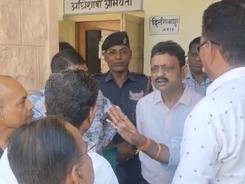 इसके बाद लोगों ने भड़क कर कहा कि रास्ते जाम कर देंगे तो सिगरेट फेंकी और समझाइश में जुट गए।