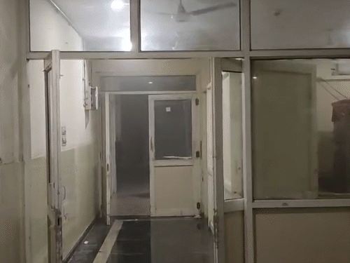 ट्रोमा सेंटर के आईसीयू के स्टोर रूम में आग लगने से धुआं फैल गया, लेकिन स्मॉक डिटेक्टर ने काम नहीं किया।