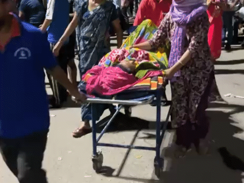 ICU वार्ड में आग लगने के बाद स्ट्रेचर पर अपने परिजन को बाहर लेकर आती अटेंडर।