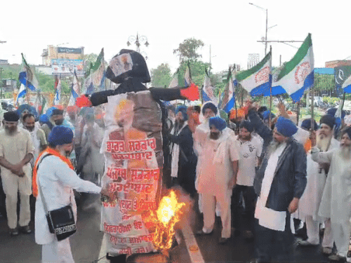 किसान मजदूर मोर्चा के समर्थक प्रधानमंत्री नरेंद्र मोदी और मुख्यमंत्री भगवंत मान के पुतले को जलाते हुए। - Dainik Bhaskar