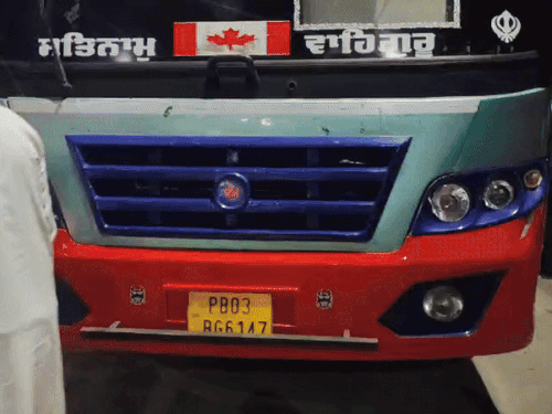 एक्सीडेंट स्पॉट के पास खड़ी बस।