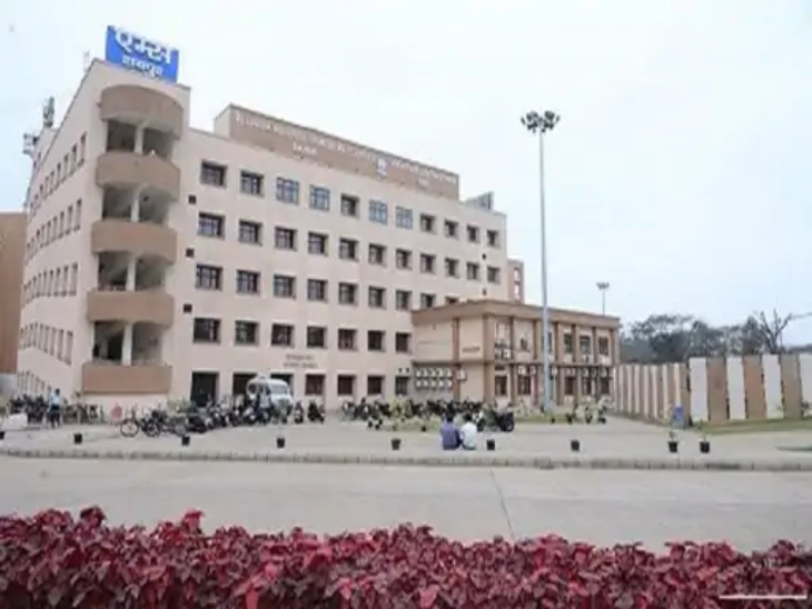 एम्स के डॉक्टर पर सेक्सुअल हैरेसमेंट का आरोप लगा था।