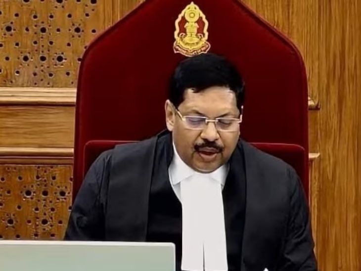 सुप्रीम कोर्ट में यह घटना उस समय हुई, जब CJI की बेंच वकीलों के केस को शेड्यूल कर रहे थे। - Dainik Bhaskar