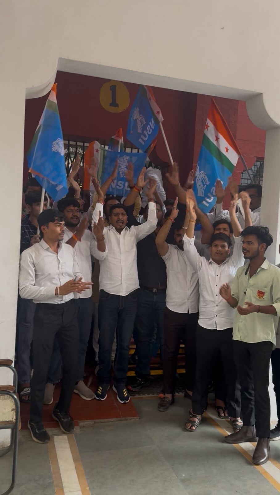NSUI कार्यकर्ताओं ने प्रदर्शन किया।