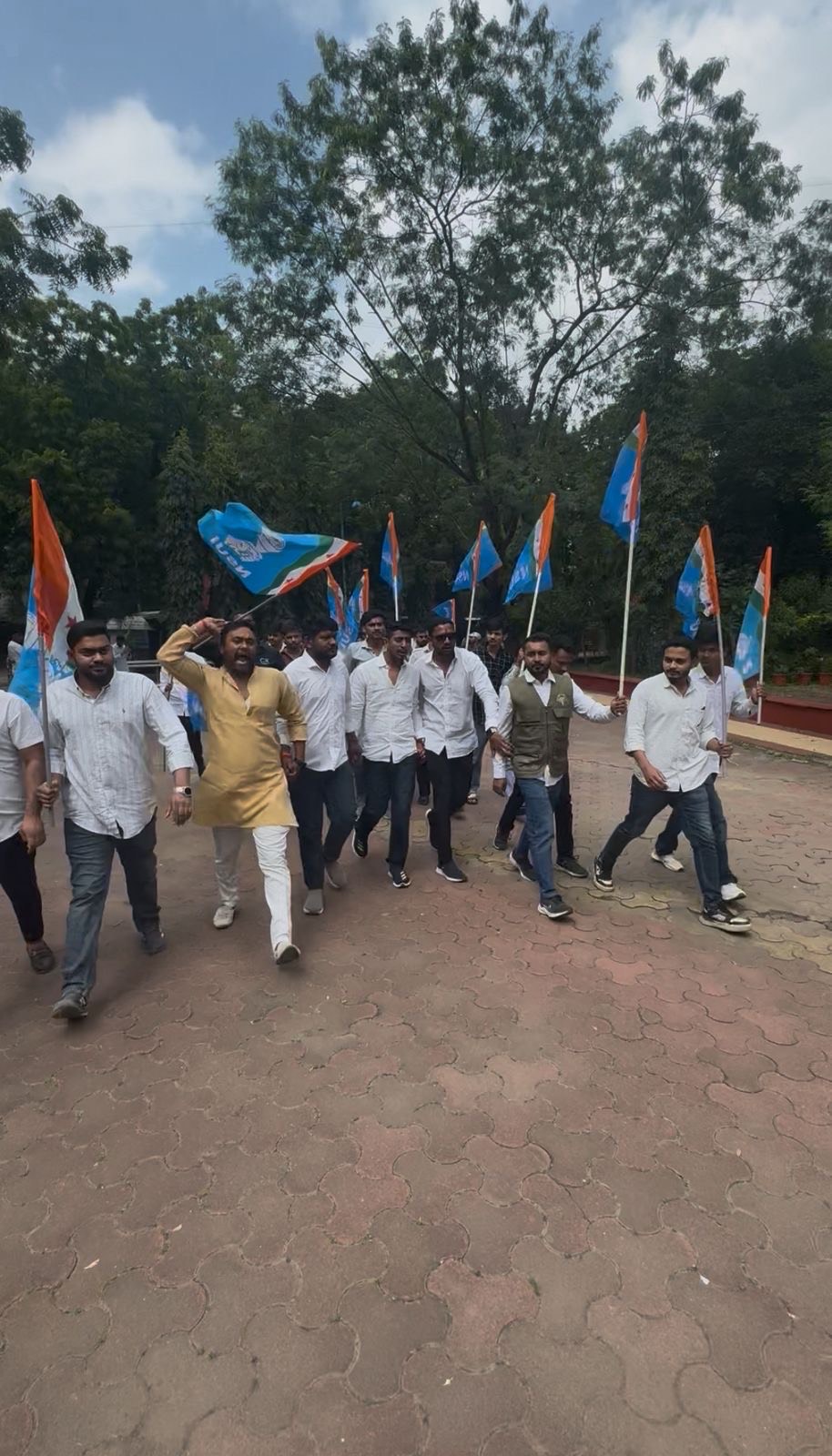 नारेबाजी करते हुए NSUI पदाधिकारी पहुंचे।
