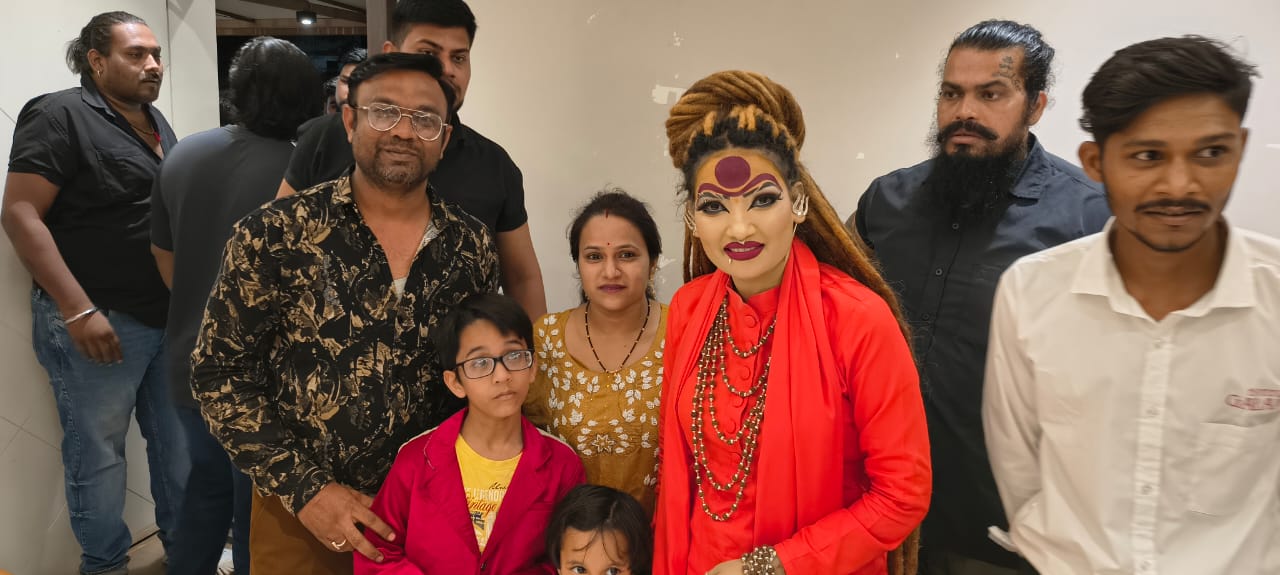 अपने प्रशंसकों के साथ खिंचवाई फोटो।
