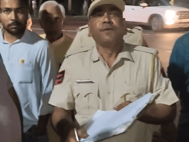 मौके पर पहुंचे पुलिसकर्मी जांच करते हुए।