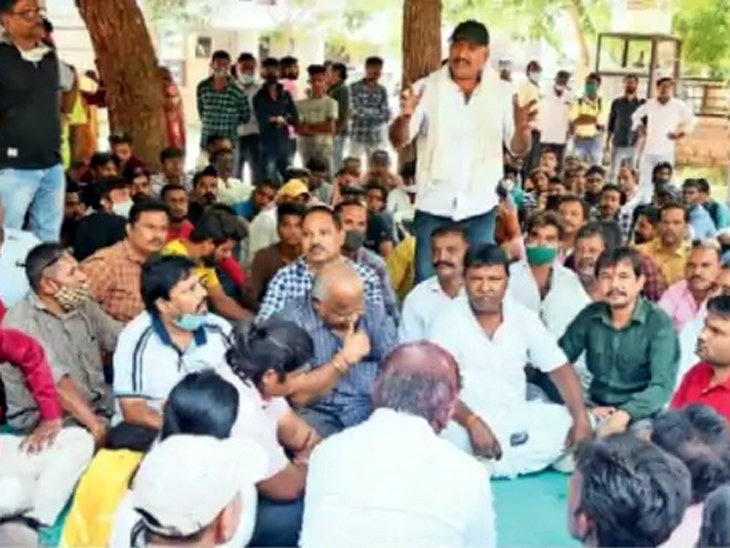 तस्वीर जोधपुर के मथुरादास माथुर हॉस्पिटल की है। वाल्मीकि समाज ने 4 दिन तक यहां धरना दिया था।