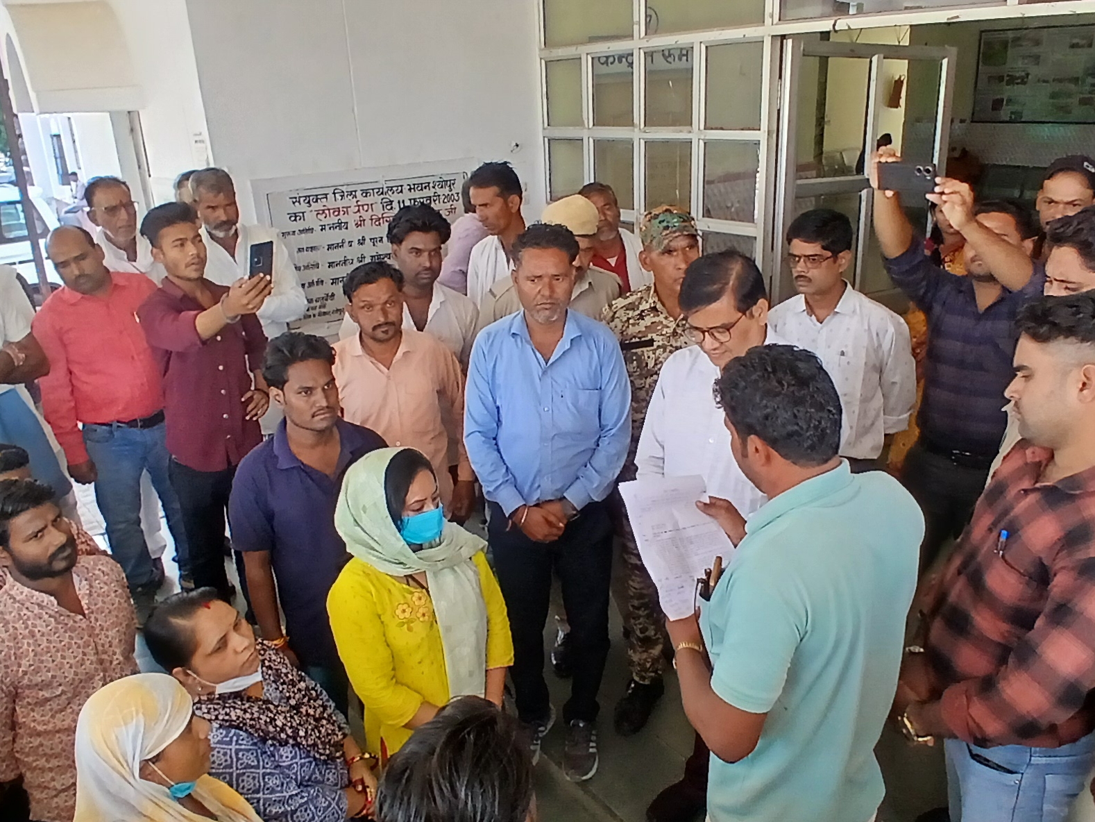 बीते दिनों ज्ञापन के माध्यम से अपनी समस्या बताते कर्मचारी ।