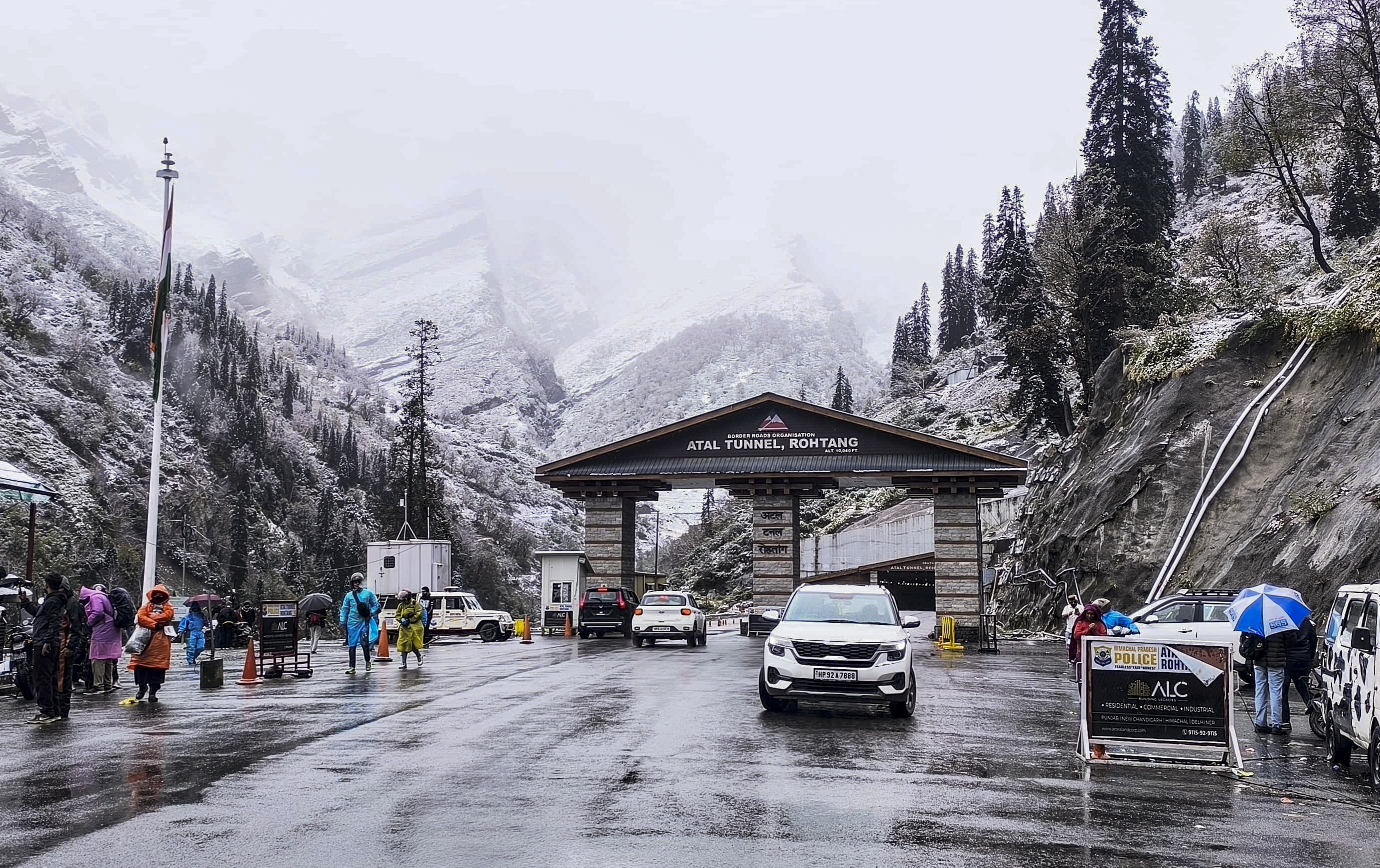 हिमाचलमधील लाहौल-स्पिती, मनाली, चंबा आणि धौलाधर या टेकड्यांमध्ये रविवारी हंगामातील पहिली बर्फवृष्टी झाली.