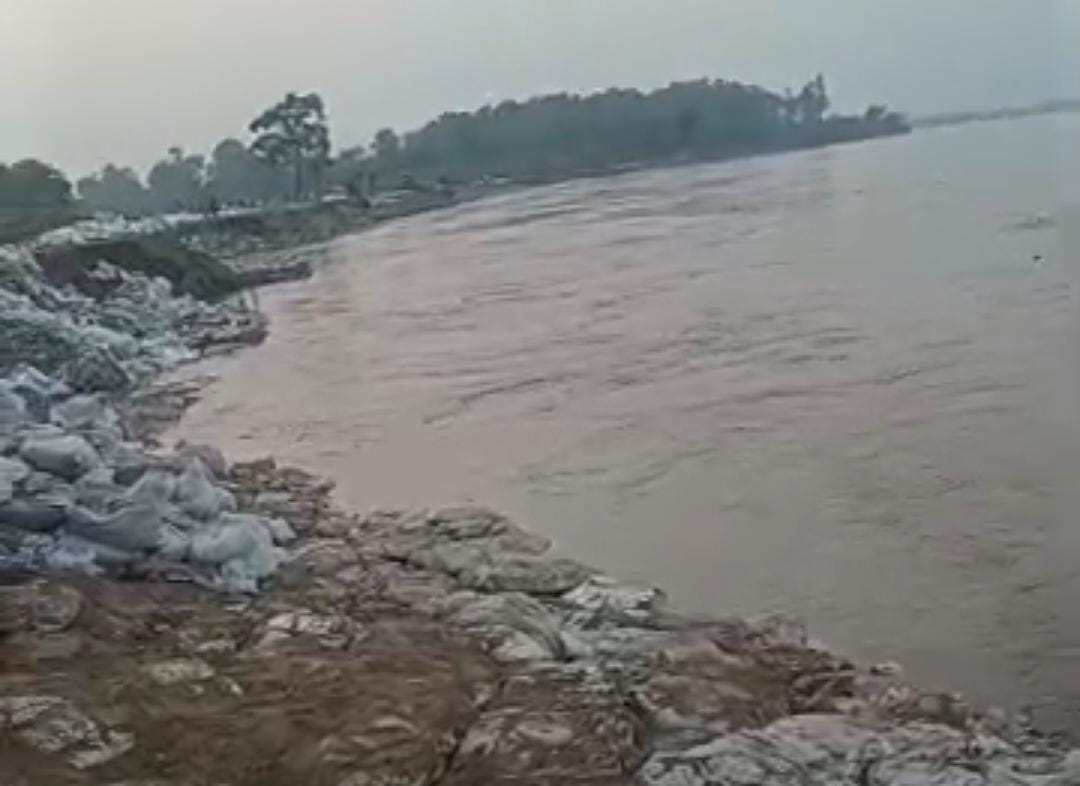 लुधियाना के ससराली में सतलुज दरिया के पानी से अस्थाई बांध को हुआ नुकसान।