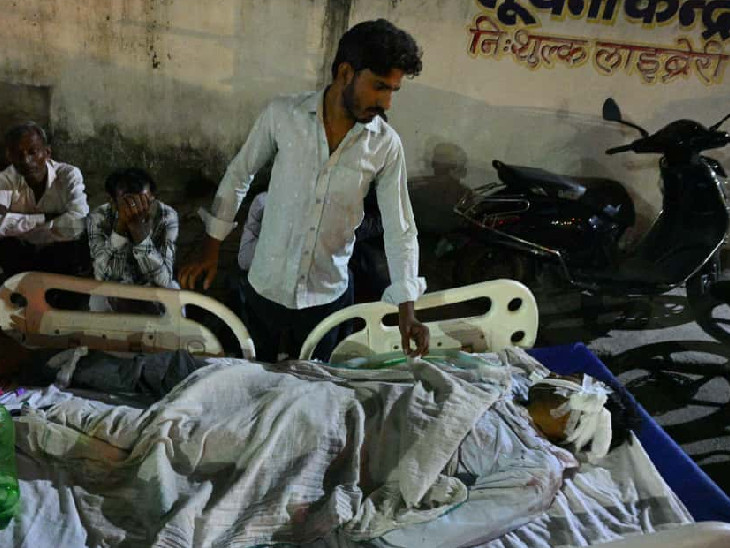 जयपुर के SMS हॉस्पिटल में इलाज के दौरान सांगानेर (जयपुर) निवासी दिगंबर वर्मा ने दम तोड़ दिया।