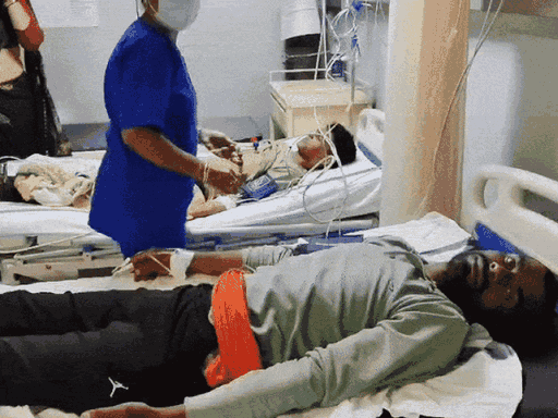 घायलों को जिला अस्पताल में भर्ती कराया गया है।