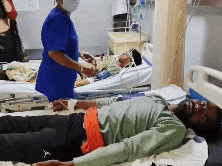 घायलों को जिला अस्पताल में भर्ती कराया गया है।