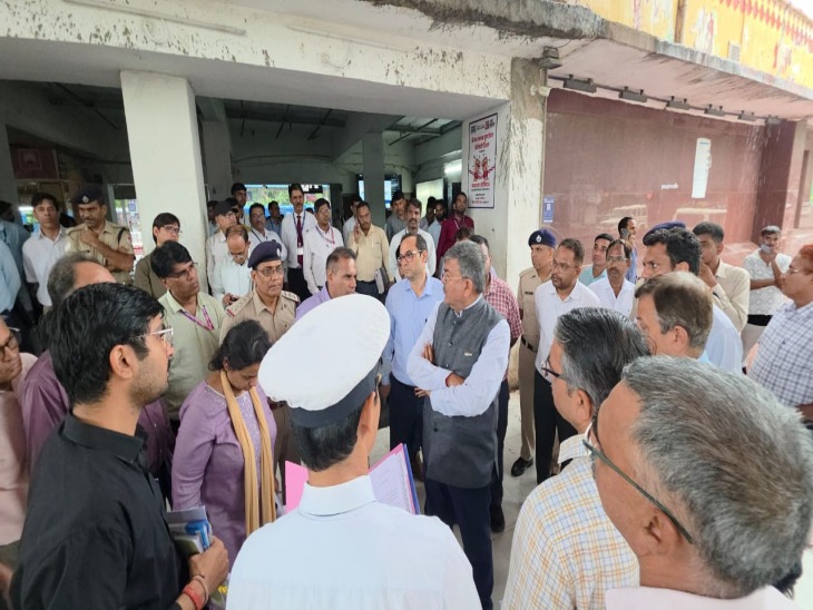 अधिकारियों को निर्देश देते हुए।