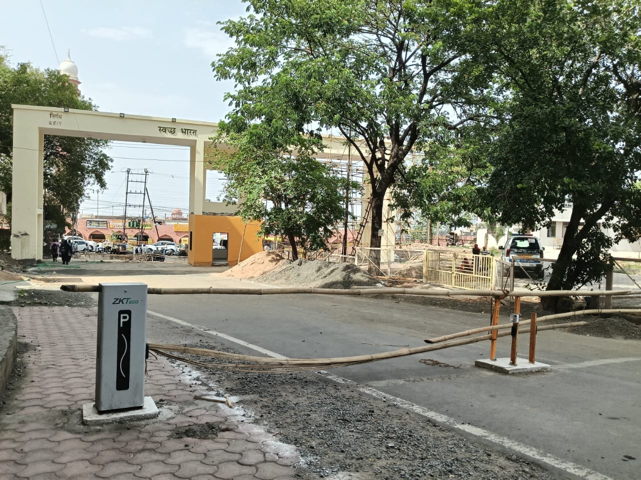 रॉयल मार्केट और फतेहगढ़ वाले गेट से आम आवाजाही होती है। दोनों पर बूम बैरियर लगे हैं।