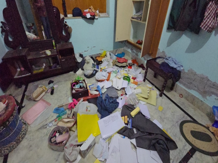 घर का सामान बिखरा होने के बाद परिजनों के उड़े होश।