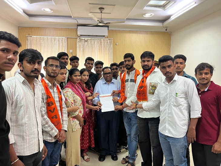 मोहनलाल सुखाड़िया यूनिवर्सिटी में दो दिन पहले बीए फोर्थ सेमेस्टर में इतिहास के पेपर में भारी त्रुटि लेकर सोमवार को छात्र भड़क गए।