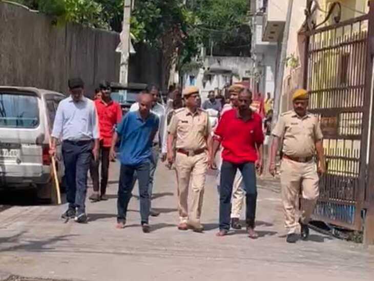 दोनों आरोपियों की भूपालपुरा पुलिस ने परेड निकाली। इस दौरान दोनों आरोपियों से सिर भी आधे मुंडे हुए थे और लंगड़े चल रहे थे।