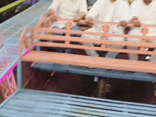 कोटा के दशहरा मेला में झूला झूलते शिक्षा मंत्री मदन दिलावर।
