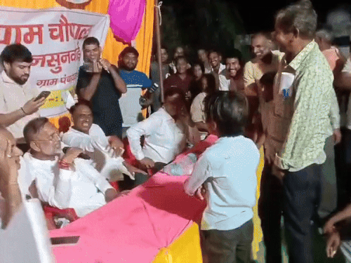 कोटा के ईदलपुरा गांव में जनसुनवाई के दौरान ऊर्जा मंत्री हीरालाल नागर के सामने टीचर की स्टूडेंट ने पोल खोल दी।
