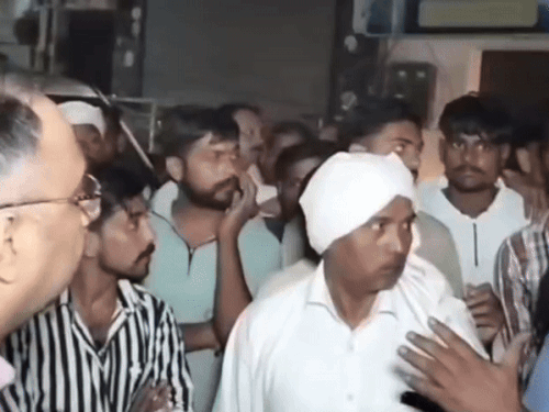 धरना दे रहे हिंदु संगठन से जुड़े लोगों को कार्रवाई का आश्वासन देते हुए डीएसपी राजीव मिगलानी।