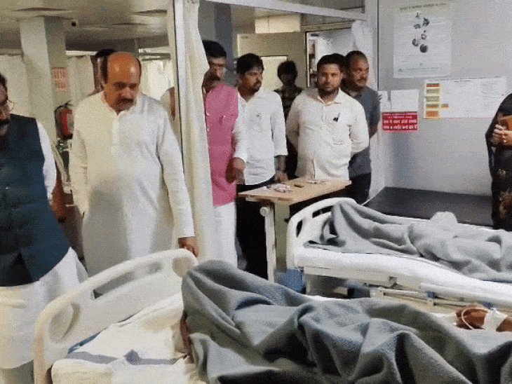 कैंट विधायक अशोक रोहाणी ने जिला अस्पताल में घायलों से मुलाकात की।