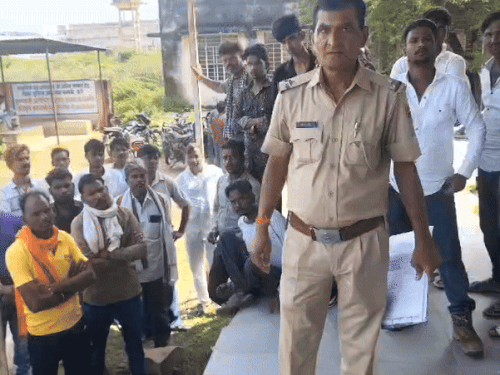मेडिकल कॉलेज पोस्टमार्टम रूम पर मौजूद मृतक के रिश्तेदार और दोस्त
