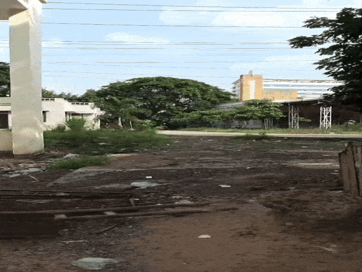 कैंपस में एंट्री के लिए गेट के दाईं ओर की सड़क बनाना वे भूल गए।