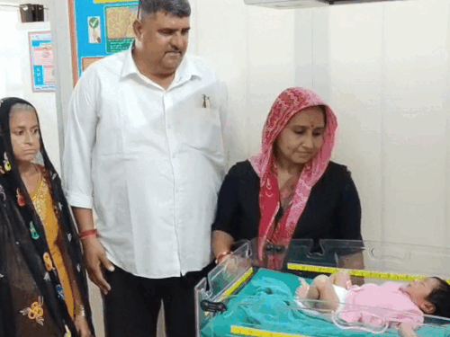 जालोर बाल कल्याण समिति की सदस्य सरिता चौधरी बच्ची को देखने पहुंचीं।