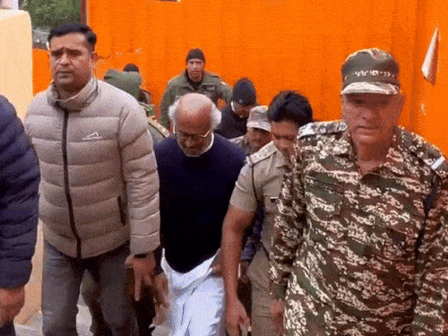 बद्रीनाथ धाम की सीढ़ियां चढ़ते रजनीकांत।