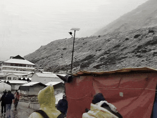 The surrounding hills of Kedarnath also became white.