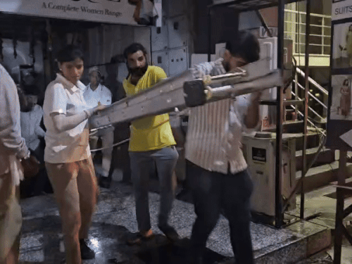 आग बुझाने के लिए जुटे दमकलकर्मी।
