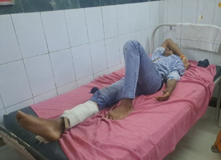 सड़क हादसे में घायल हुआ युवक पाली के बांगड़ हॉस्पिटल में भर्ती।
