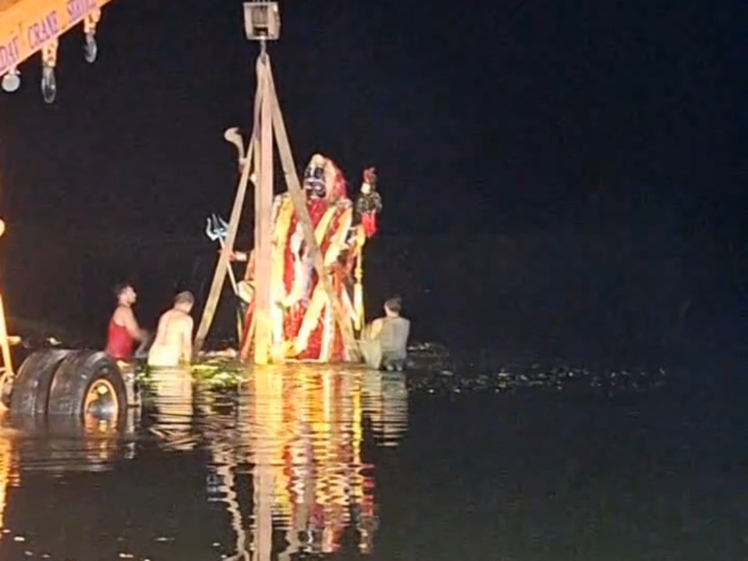 Late night immersion of Mahakali idol in Dhuma of Seoni | सिवनी के धूमा ...