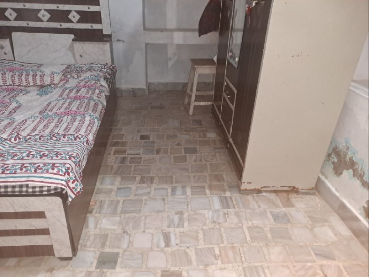 सीवर लाइन का पानी गली में फैला रहने से इंद्रा कॉलोनी विस्तार शीतला माता चौक मोहल्ले में एक मकान में धंसा फर्श।