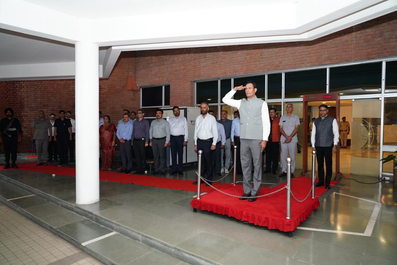 यूटी गेस्ट हाउस में गार्ड ऑफ ऑनर लेते नवनियुक्त चीफ सेक्रेटरी एच राजेश शर्मा।