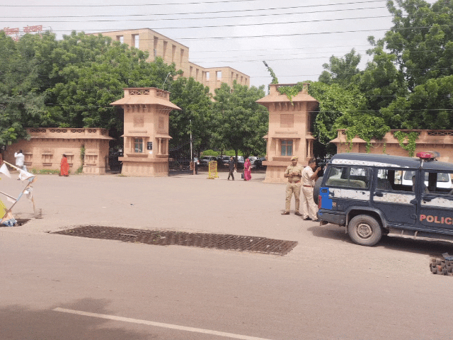 जोधपुर में ट्रैफिक पुलिस की ओर से सड़क पर खड़े रहने वाले वाहनों के चालान बनाए गए। - Dainik Bhaskar