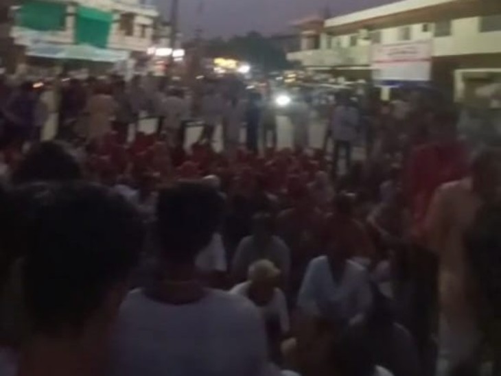 ग्रामीण मृतक परिवार को न्याय दिलाने के लिए रात को भी रोड जाम कर प्रदर्शन कर रहे हैं।