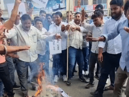 कलेक्ट्रेट परिसर के बाहर मुख्यमंत्री भजनलाल शर्मा का पुतला जलाते हुए।
