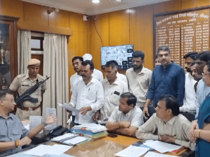 जिला कलेक्टर मुकुल शर्मा को राज्यपाल के नाम ज्ञापन सौंपते हुए।