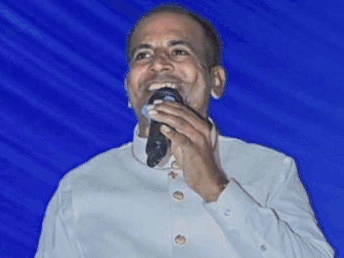 श्रीगंगानगर के खाटलबाला गांव में पास्टर बग्गुसिंह और उसके बेटे अमनदीप पर लोगों को लालच देकर धर्म परिवर्तन कराने का आरोप लगा है।